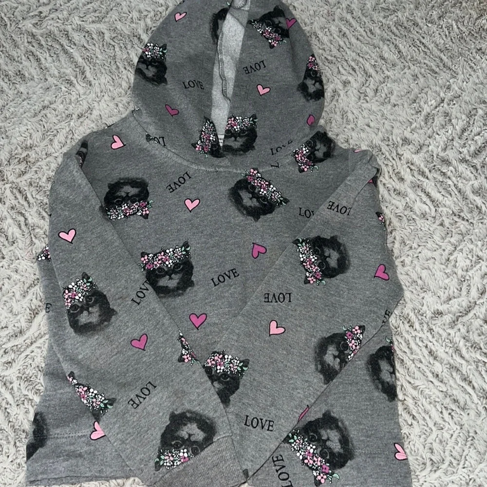 Very cute hoodie with cats detailing‎